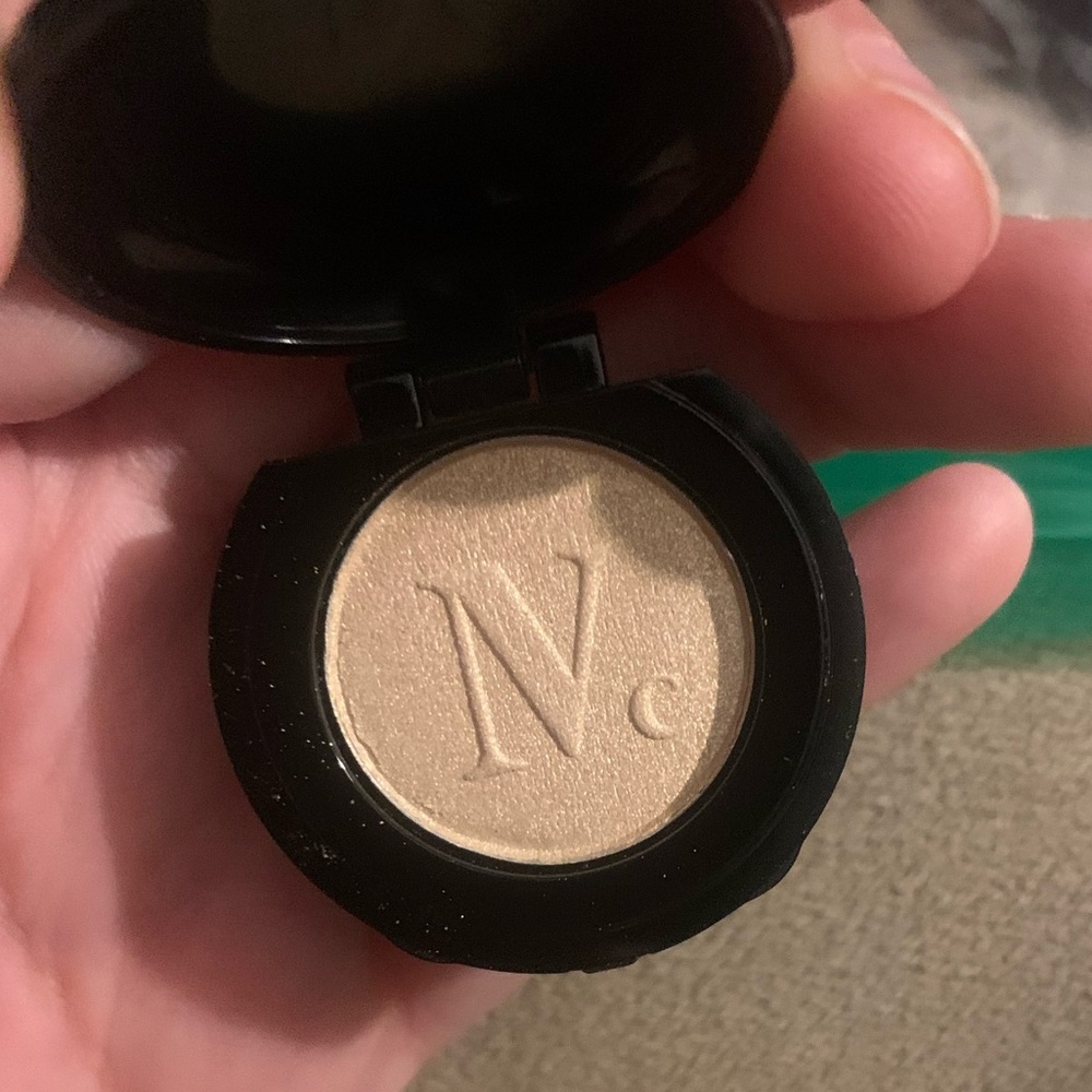 2/$15 Nomad illuminated Highlighting Powder mini
